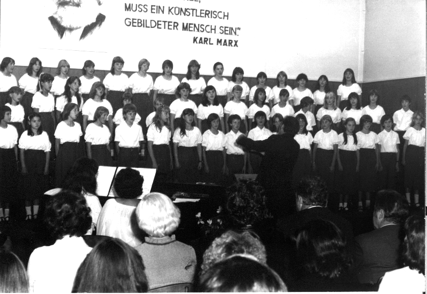 Der Spruch an der Wand hinter dem Chor: "WER DIE KUNST GENIESSEN WILL, MUSS EIN KNSTLERISCH GEBILDETER MENSCH SEIN. KARL MARX." Klick!